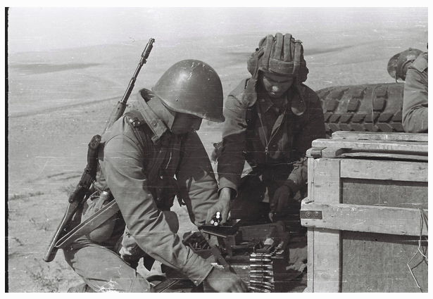 Оригинальное фото замполита. На броне БТРа, колесо на башне. В ящике  цинк - вода. 