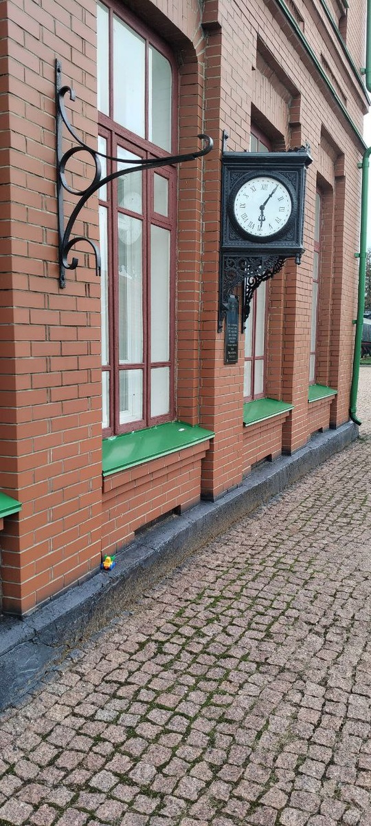 Машинка на станции с часами, то ли кем- то забытая, то ли оставленная специально