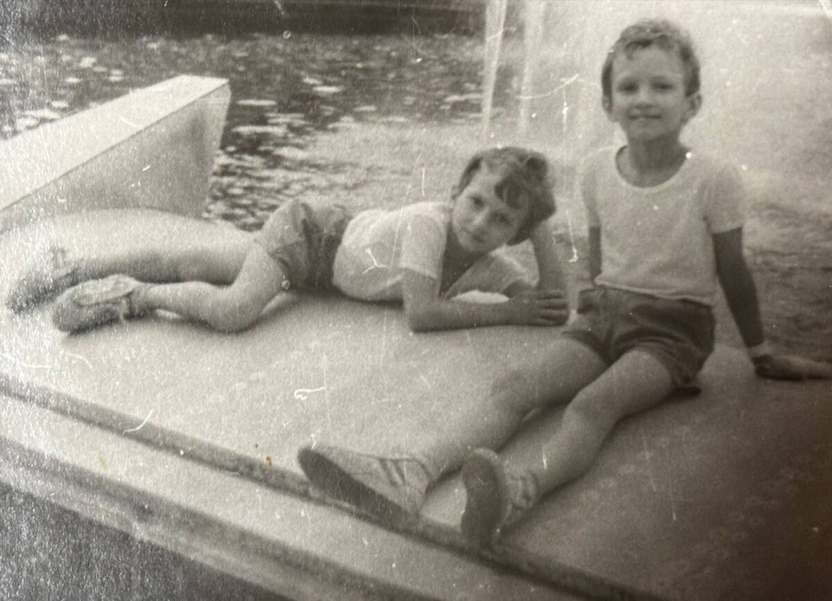 На фото я и мой брат Глеб. Он кстати тоже как и я детский тренер.