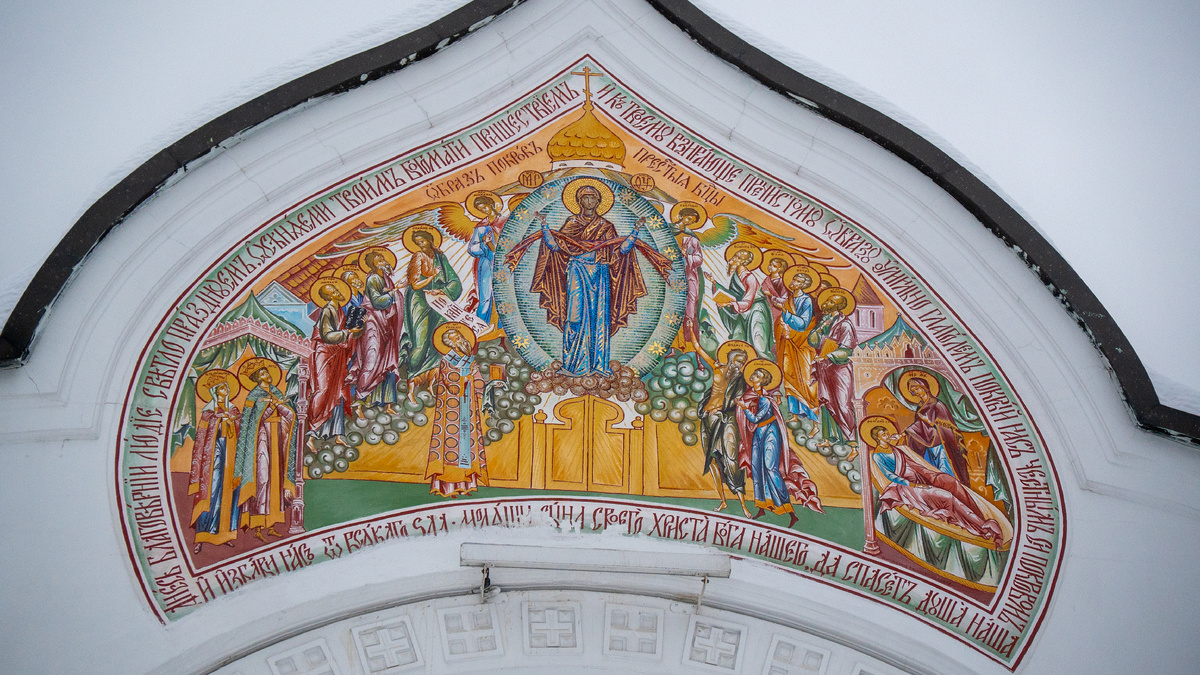 Главные ворота (2006 год), сооружены в память столетия легализации старообрядчества в России. Фото - Константин Плохотников