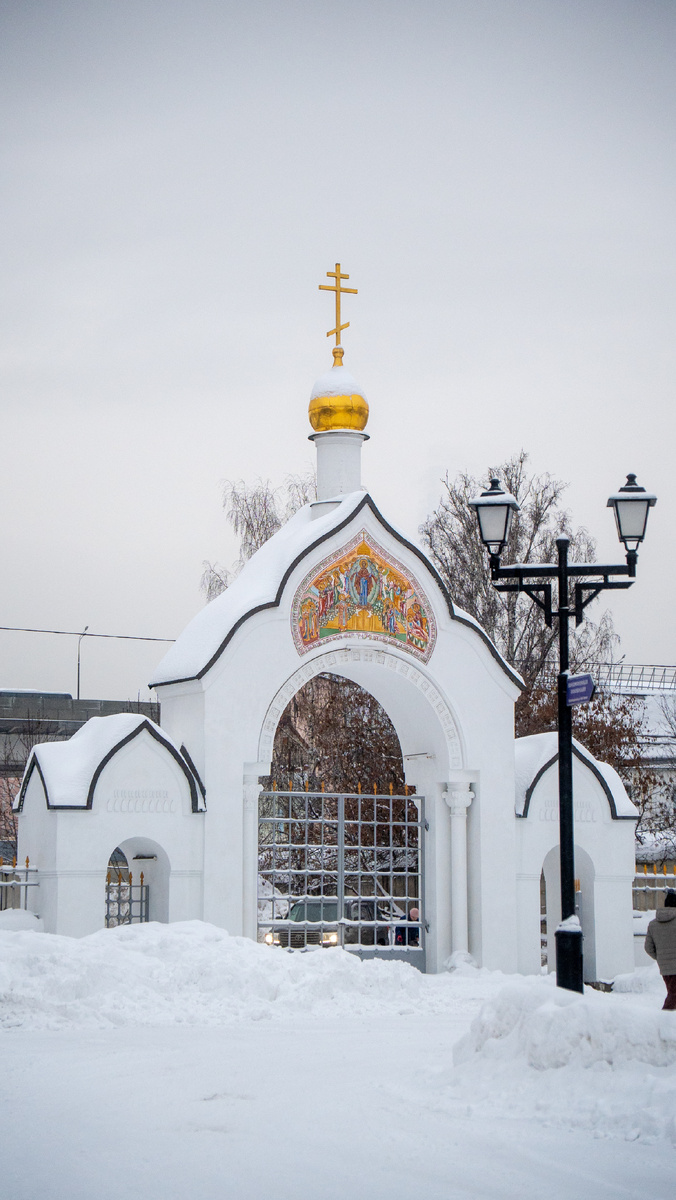 Главные ворота (2006 год), сооружены в память столетия легализации старообрядчества в России. Фото - Константин Плохотников