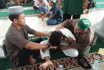 У мальчика случился приступ по время общественного собрания