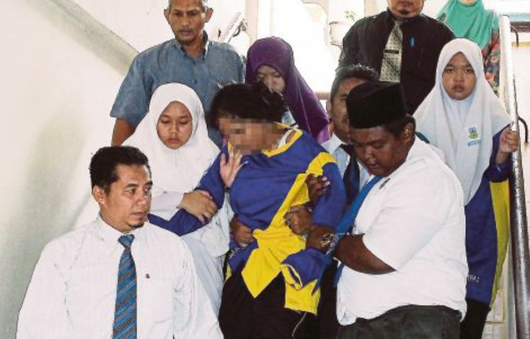 Девочку-инициатора выводят из школы, чтобы не инициировала других биться в истерике