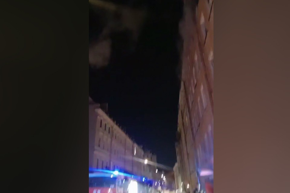    На место приехали экстренные службы. Фото: телеграм-канал «Петроградский район