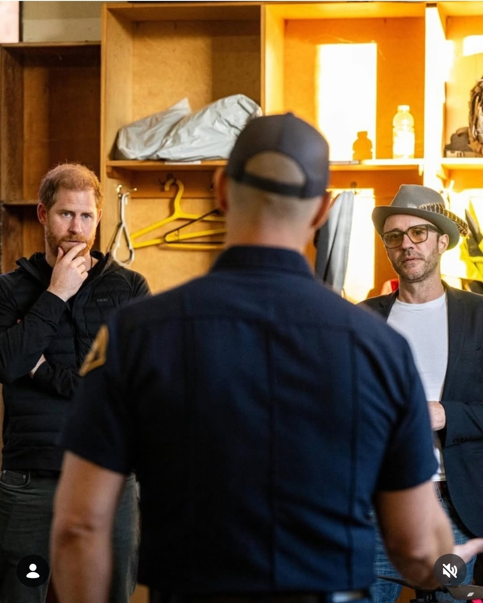 Принц Гарри посетил местные пожарные части в Санта-Барбаре, чтобы узнать из первых рук, с чем сталкиваются пожарные в чрезвычайных ситуациях. 