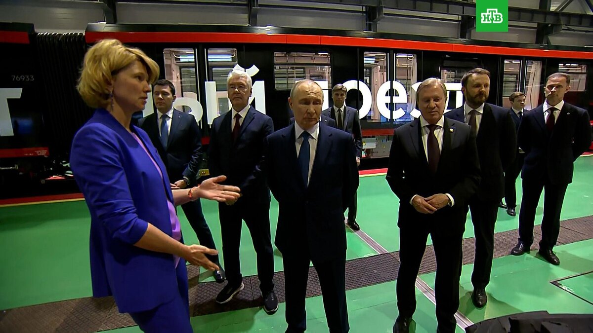    Путину показали первый в России беспилотный поезд метро