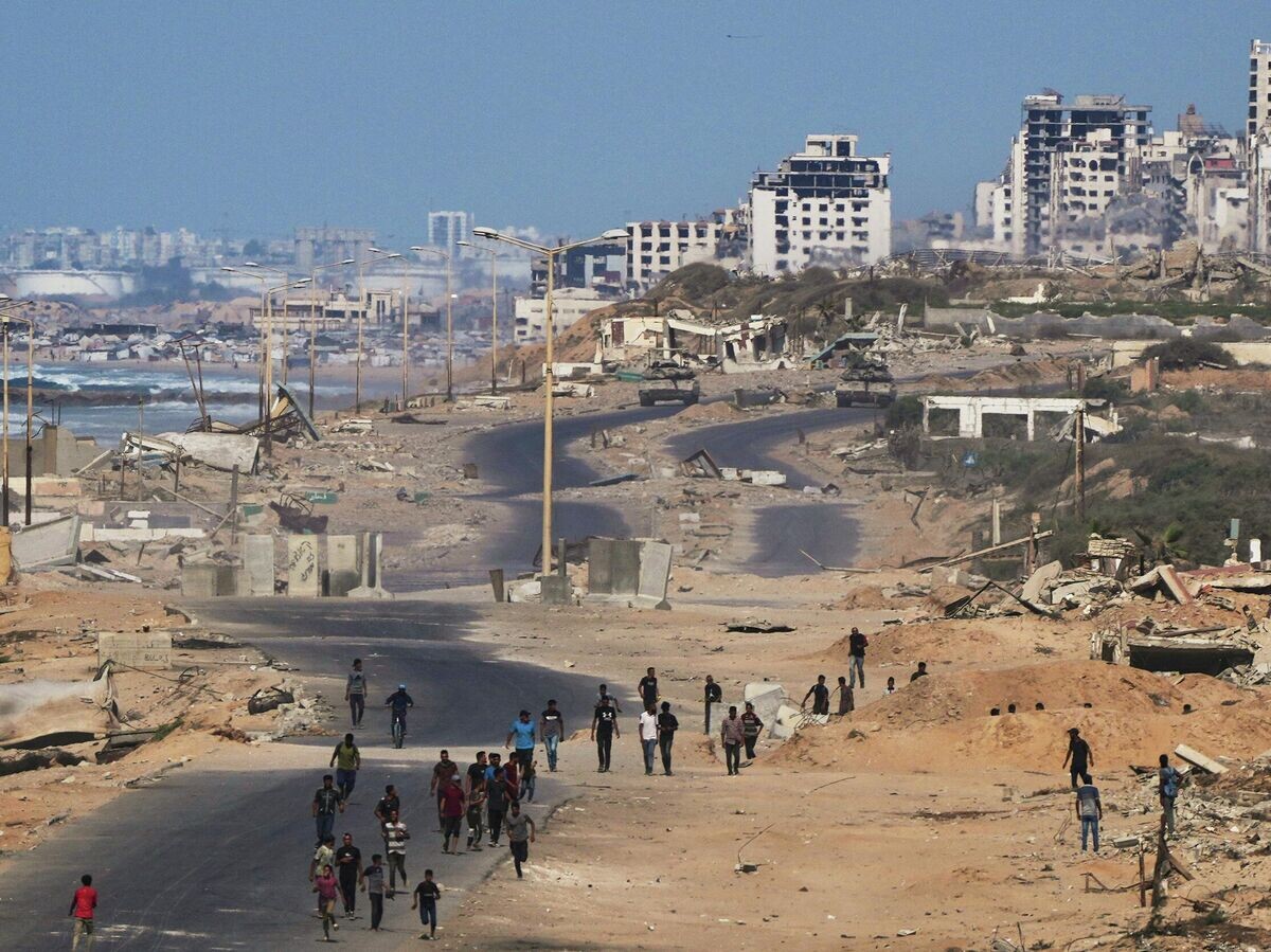    Израильские танки на прибрежной дороге в город Газа | © AP Photo / Abdel Kareem Hana