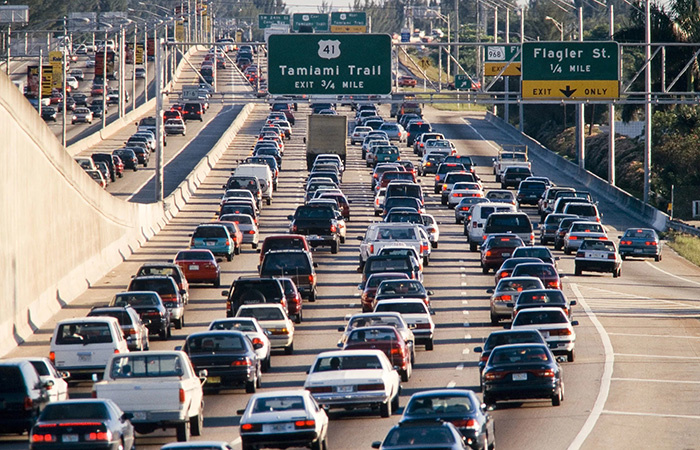 В современном трафике без правого зеркала не обойтись./ Фото: motorauthority.com