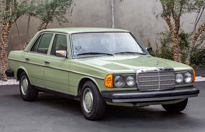 Даже у дорогих машин правое зеркало было маленьким./ Фото: prestigeandperformancecar.com