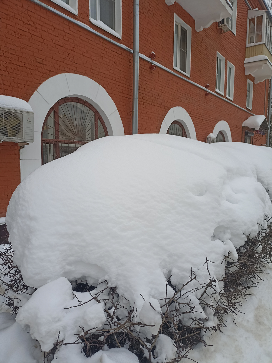 Снега то сколько! Целые вороха намело! 