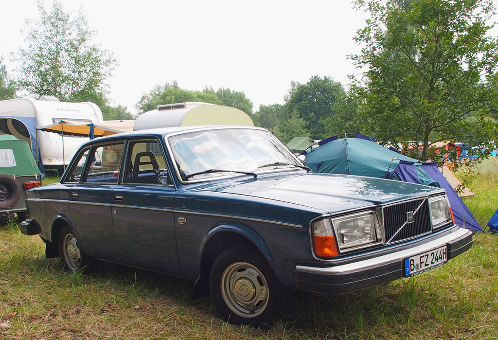 Volvo 244 DLS — таких ГДР закупила 1000 штук. Стоили они по 42 000 марок ГДР