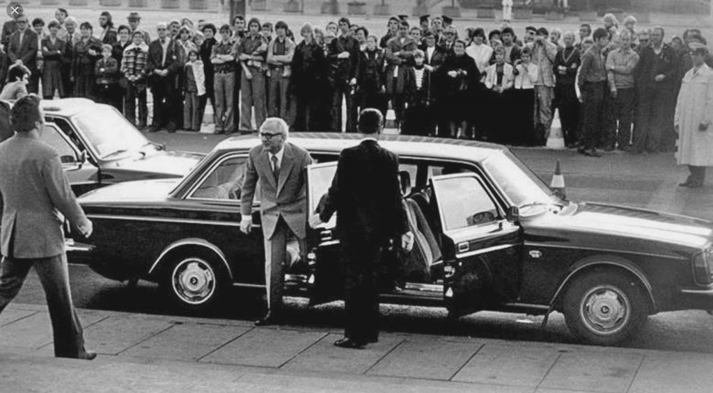 Эрик Хонеккер выходит из лимузина Volvo 264 TE.