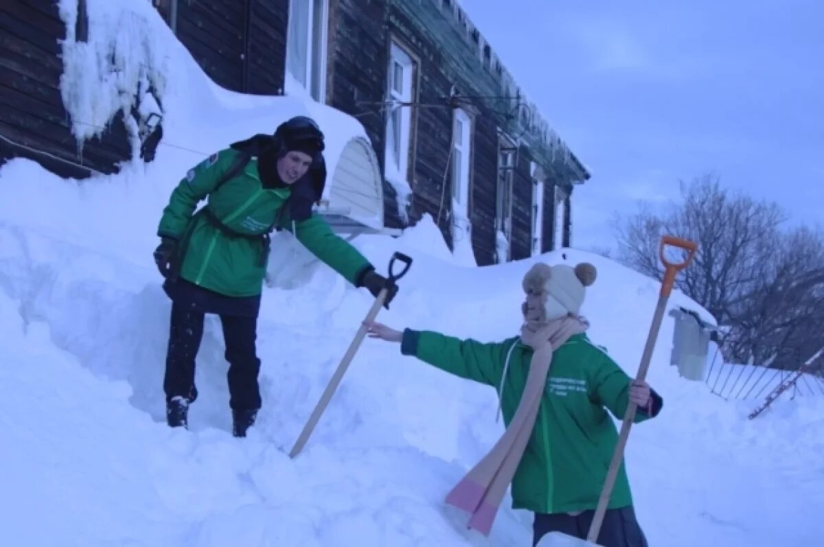    Студенческие отряды помогают камчатцам освобождать дома из снежной блокады