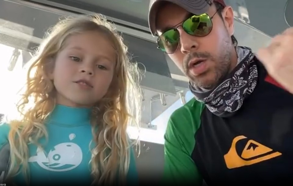    Поклонники считают, что Мэри – просто копия Анны: у девочки такие же светлые длинные волосы, как у мамы. Фото: кадр видео.