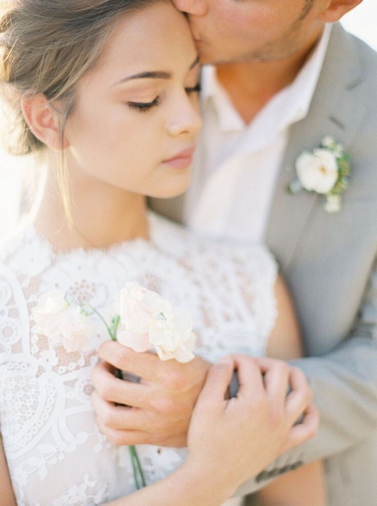 Фото из инетернетав. Саша с женой.