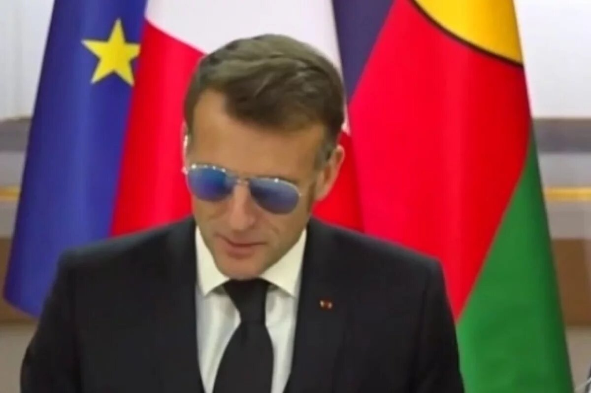    «Небольшая проблема»: Макрон появился в Елисейском дворце в тёмных очках