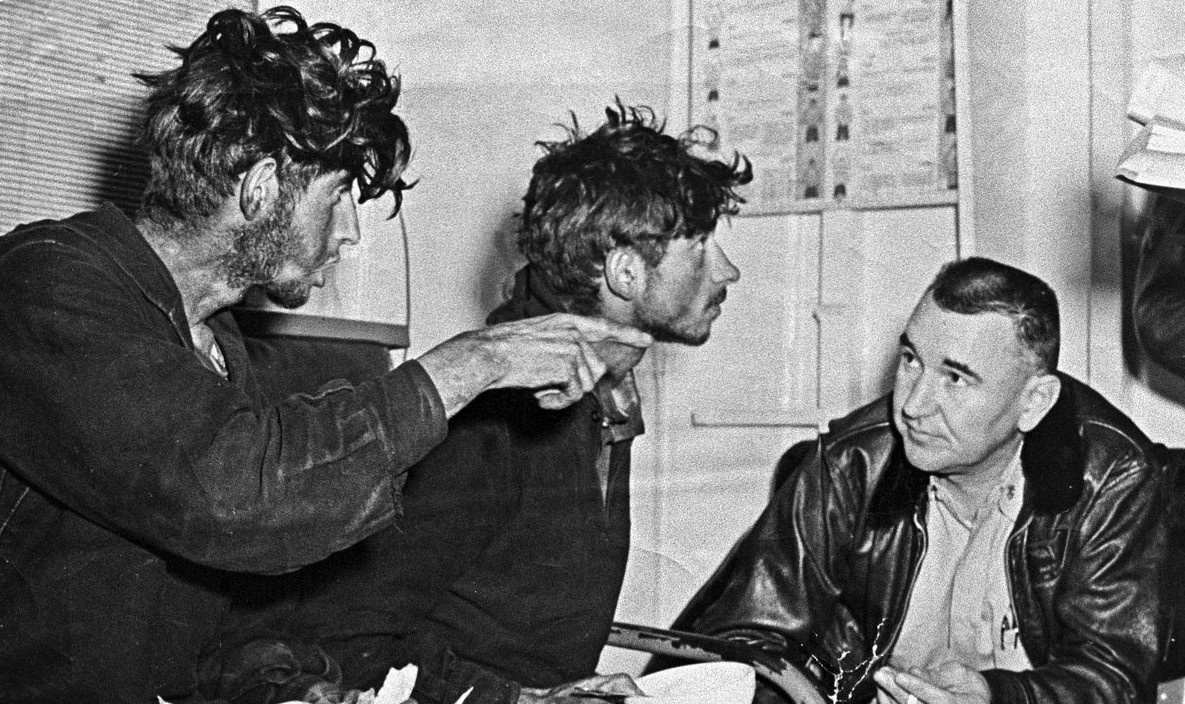 Филипп Поплавский (слева) и Асхат Зиганшин (в центре) беседуют с американским моряком на авианосце «Кирсардж»
Фото: РИА Новости