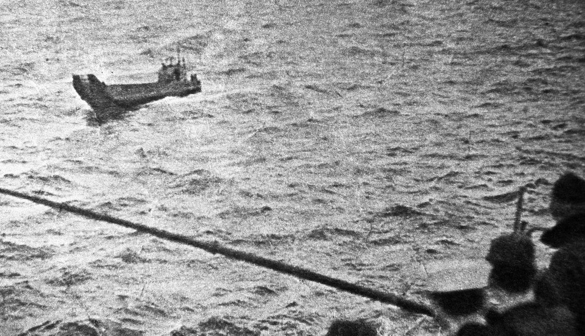 Американские моряки с авианосца «Кирсардж» смотрят на баржу Т-36
Фото: РИА Новости

