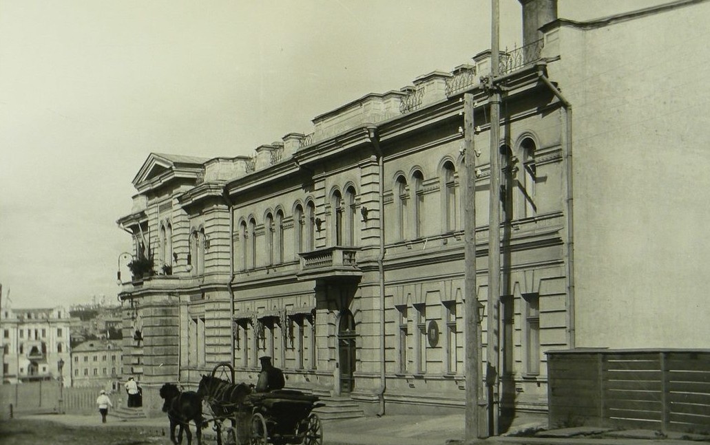 Владивостокское отделение Русско-китайского банка
1905
"В сентябре (предположительно – 15 числа) 1905 года американский военный атташе капитан Кломан (Capt. S. A. Cloman, Military Attache with the Russian Army) фотографировал достопримечательности центральной части Владивостока, совершив пешую прогулку по маршруту, любимому экскурсоводами и востребованному туристами по сию пору: от набережной коммерческого порта (район нынешнего морского вокзала), мимо железнодорожного вокзала на привокзальную площадь, далее по Алеутской и Светланской улицам, до памятника Невельскому." (Дмитрий Анча)