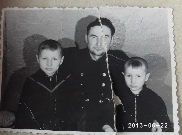 Фото моего отца, деда и дяди до реставрации