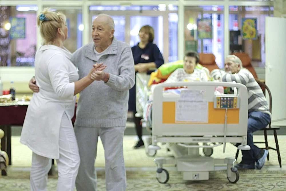    В паллиативных отделениях больных поддерживают и медики, и психологи. Но многие хотят оставаться дома. / mos.ru