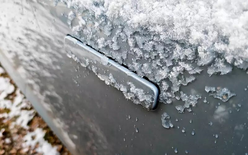 Первые морозы не испугали выдвижные ручки: даже когда лед попадает внутрь, всё работает. Больше смущает, что если машина стоит с работающим двигателем, когда касаешься сенсора, чтобы выдвинуть ручки, раздаются три громких «бипа».Changan Uni-K 2024 ресурсный тест
📷
