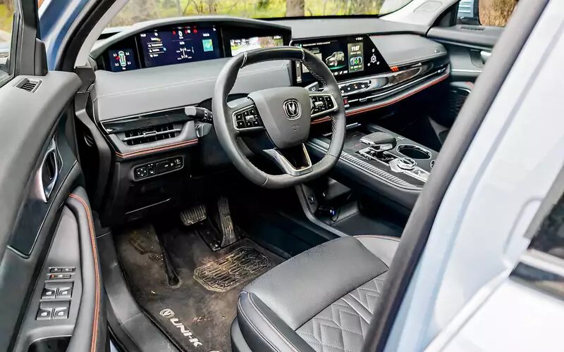 К двухэтажной архитектуре передней панели привыкать не требуется: удобно! «Квадратный» руль – едва ли не единственная серьезная претензия к эргономике. И от комфортных кресел хочется большей поддержки плечей и регулировки подголовника.Changan Uni-K 2024 ресурсный тест
📷
