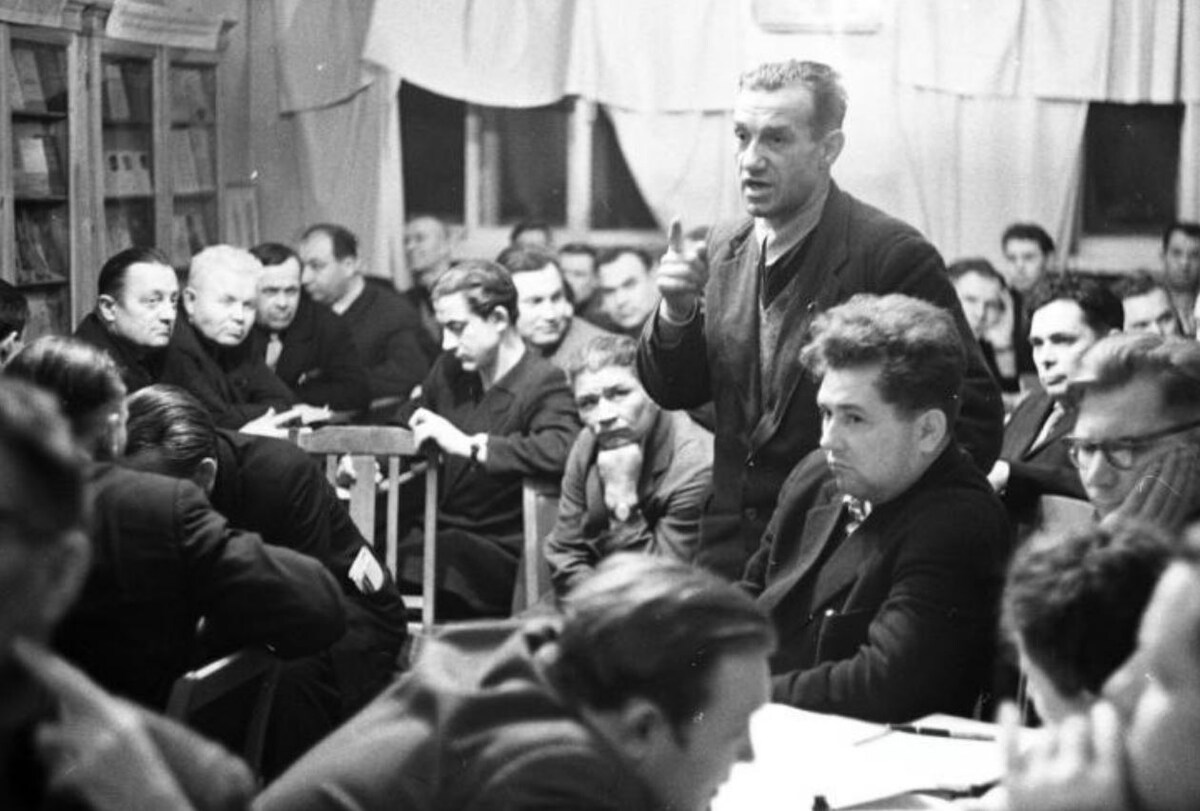 Собрание рабочего коллектива в СССР