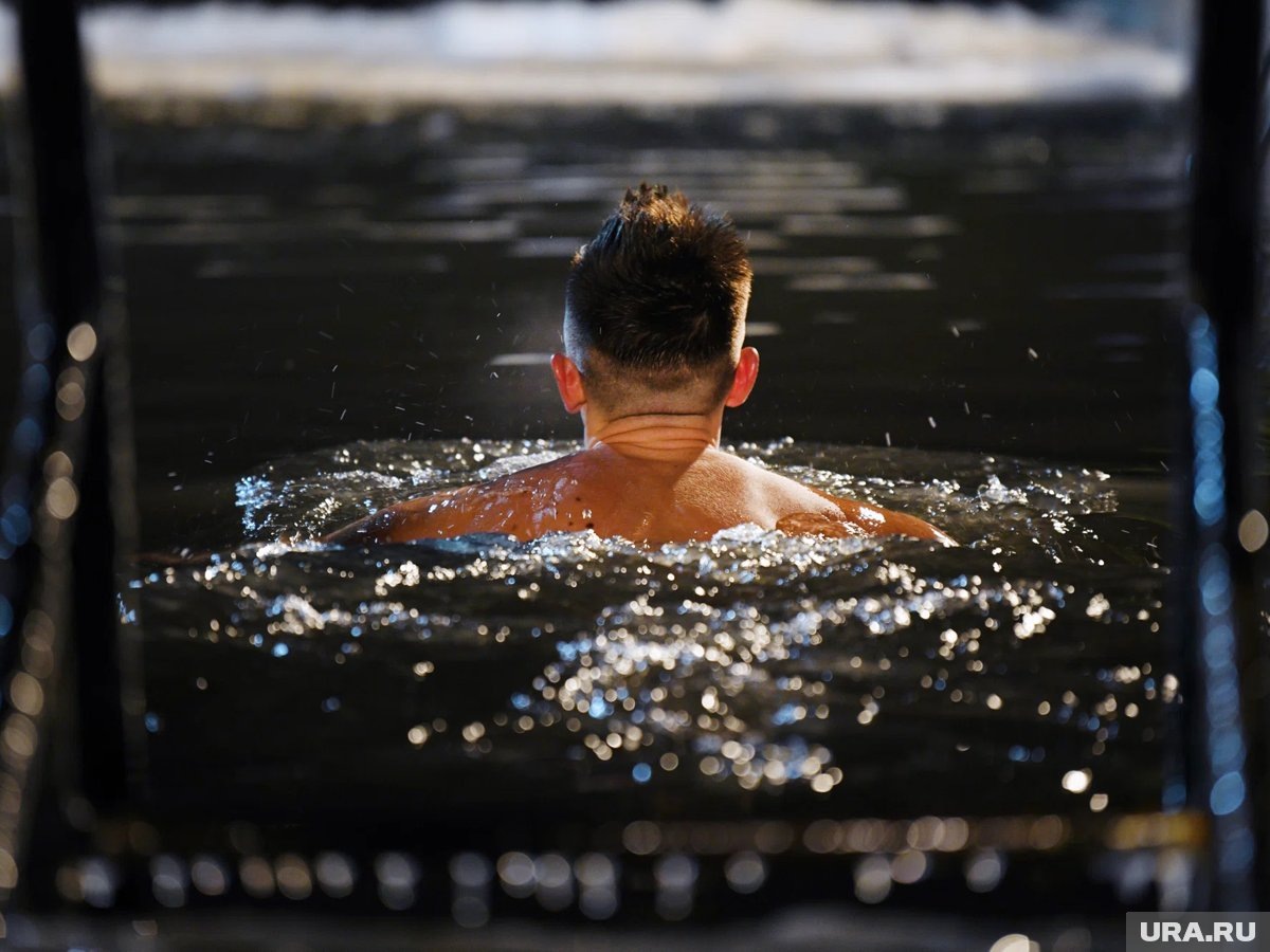     Купание в проруби на Крещение опасно