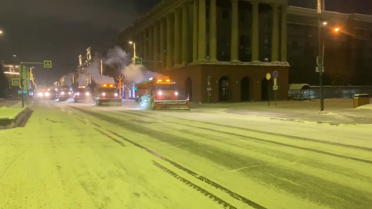     Красноярские дорожники в морозы борются с последствиями снегопада