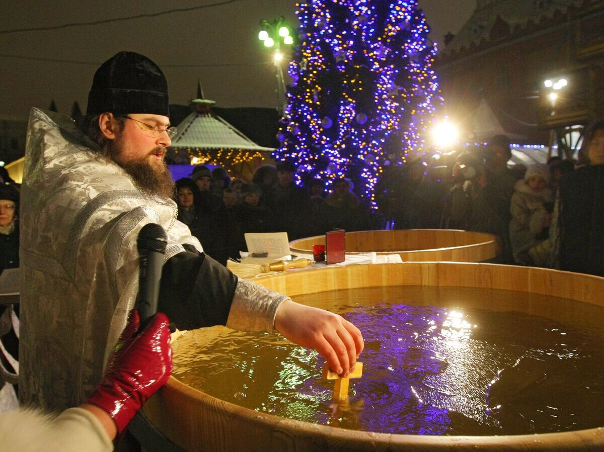    Крещенские купания на площади Революции | © РИА Новости / Илья Питалев