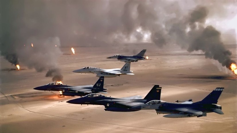     В 1990 году сложилась кризисная ситуация в иракско-кувейтских отношениях. Официальный Багдад обвинил соседнее государство в разработке нефтяных месторождений на спорных территориях. В ходе переговоров достичь компромисса не удалось. В августе Ирак захватил Кувейт и объявил его своей провинцией  History/Universal Images Group via Getty Images