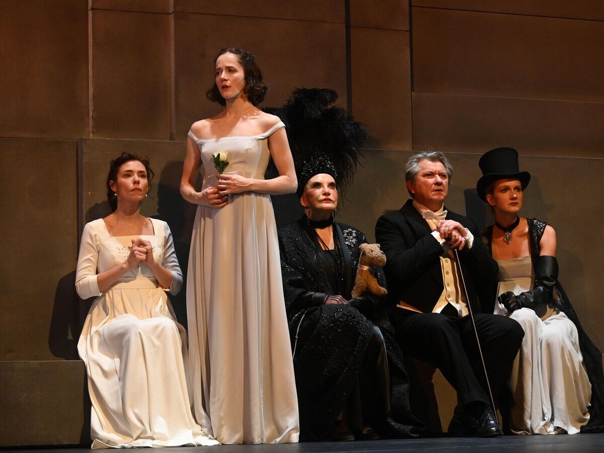    Мария Волкова в роли Сони, племянницы графа Ильи Андреевича Ростова, Ольга Лерман в роли Наташи Ростовой, Людмила Максакова в роли Марьи Игнатьевны Перонской, Андрей Ильин в роли графа Ильи Андреевича Ростова и Лада Чуровская в роли Веры Ростовой в спектакле "Война и мир" | © РИА Новости / Владимир Федоренко