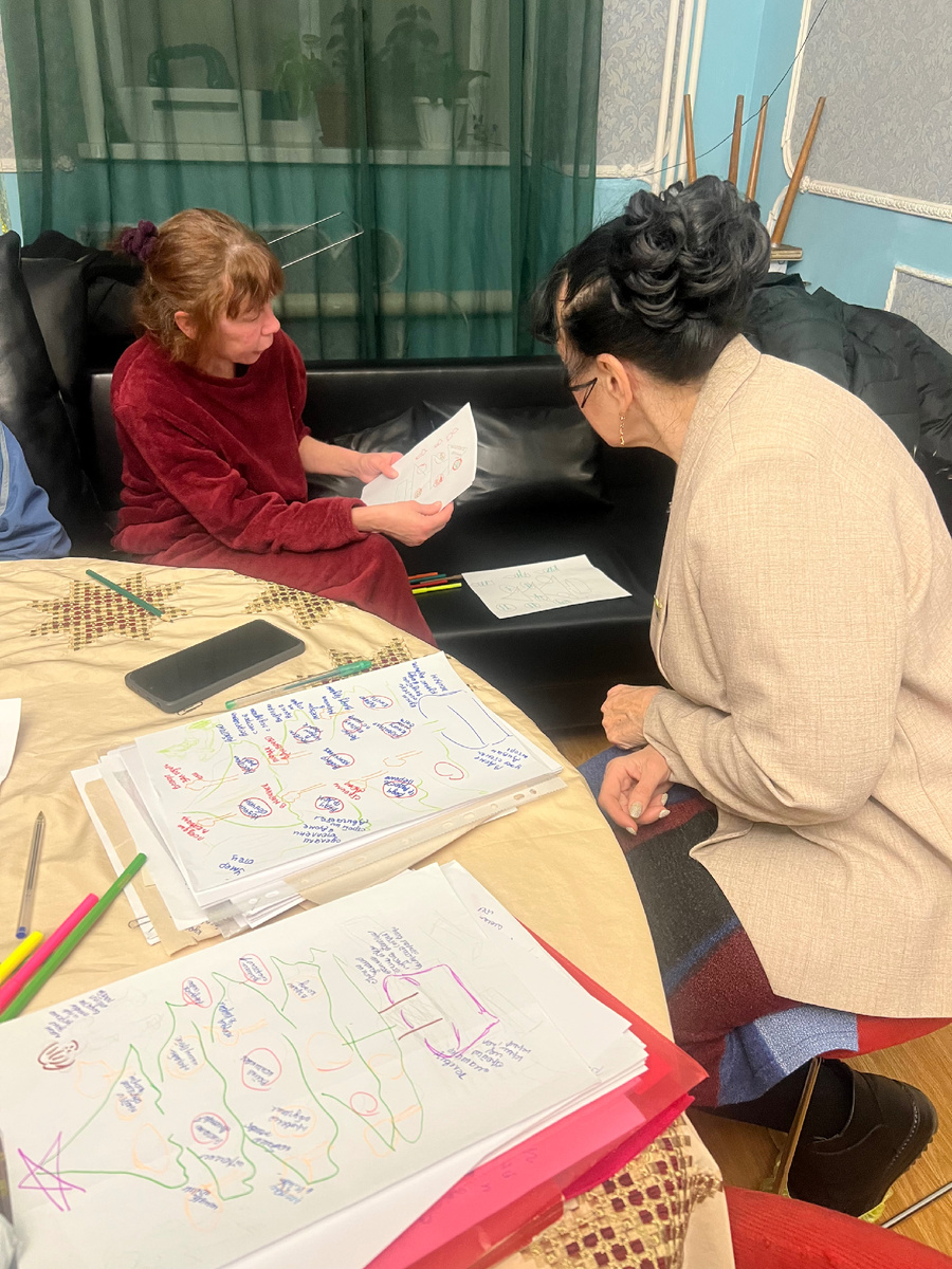 Арт-терапевт на занятиях в Рабочем доме «Урал»