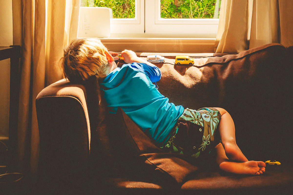 Ребенок принимает решение, которое кажется ему логичным: лучше не быть, чем быть покинутым