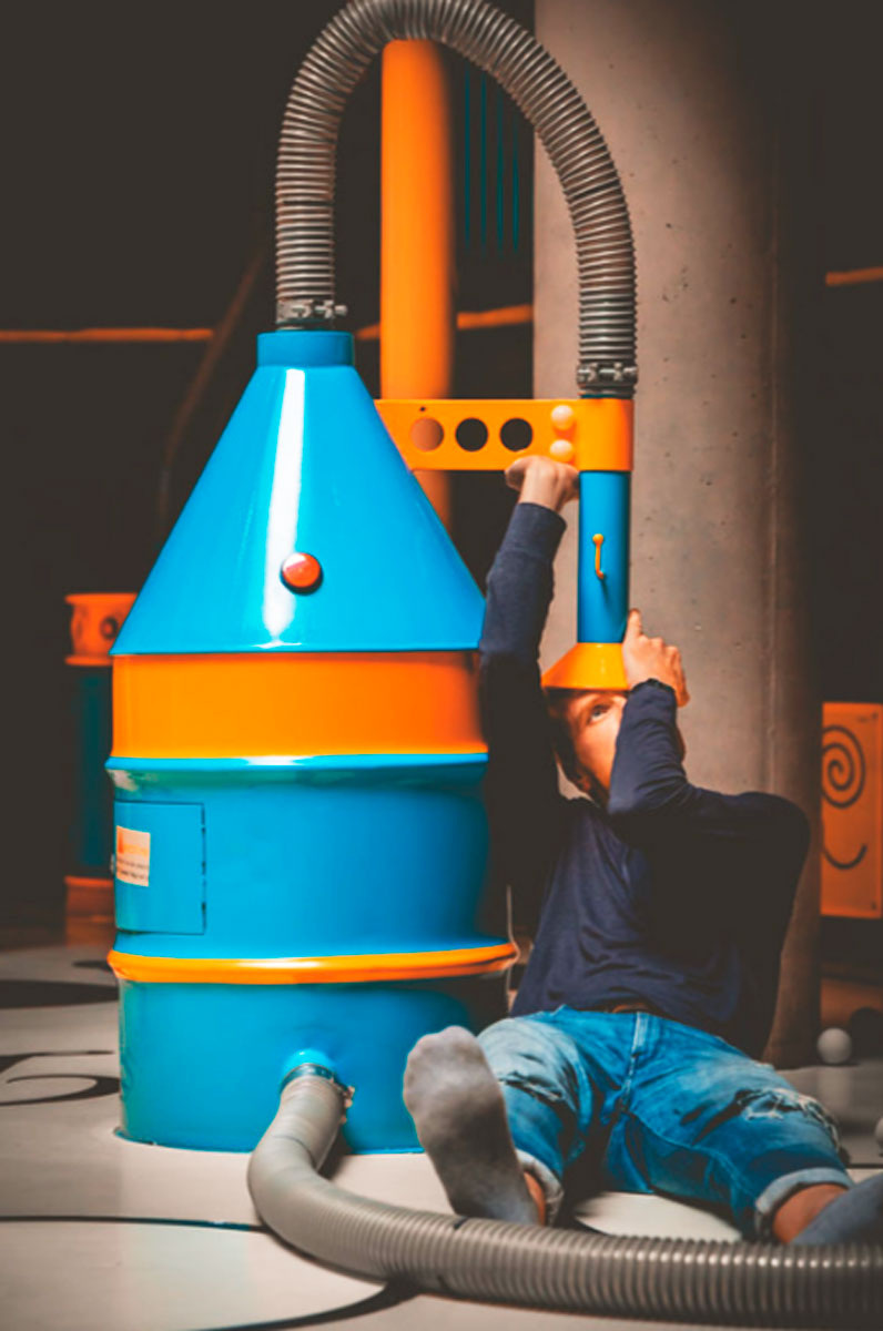 Быть собой — риск одиночества, ведь фигуры, заменяющие родителей, могут исчезнуть. Послушная тень — мучительный стыд за жизнь, прожитую не по-настоящему