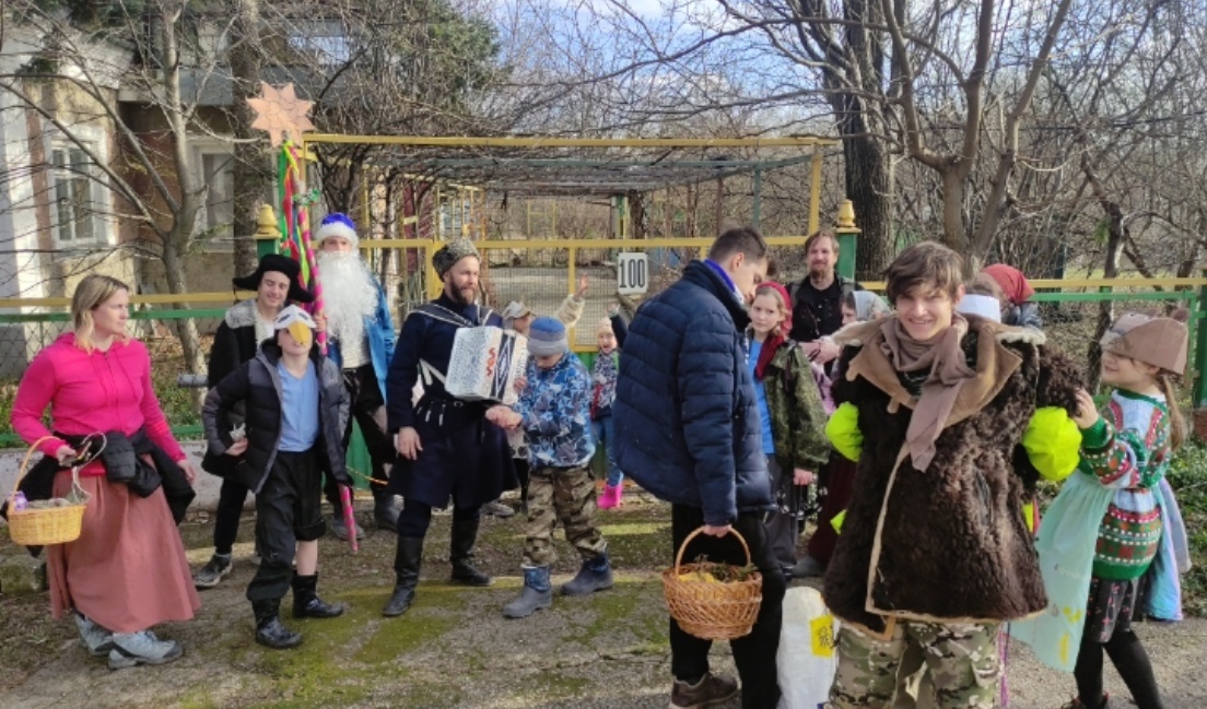 Сходили с детьми на колядки в село Ароматное, подивился и порадовался народ