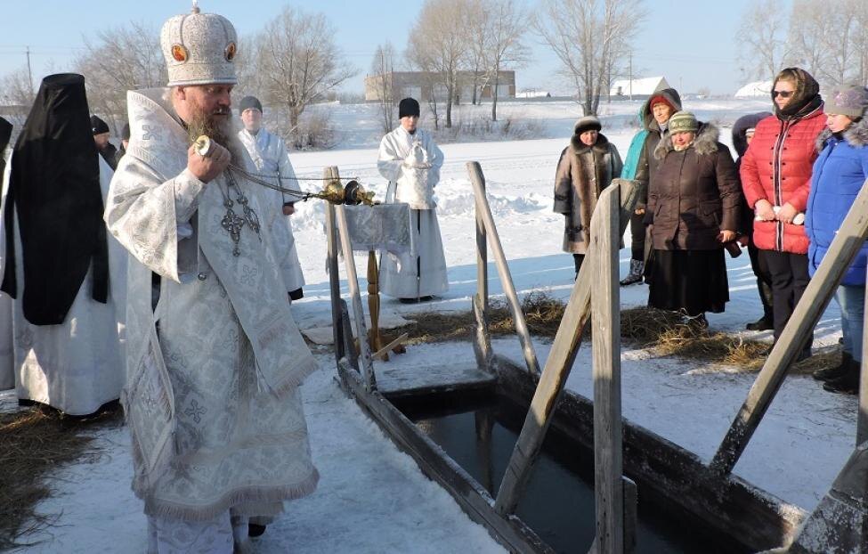   фото из архива редакции: Епископ Лука освящает купель на Берди
