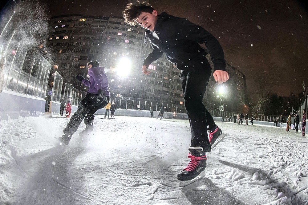    Самые частые гости всесезонных площадок - школьники и студенты. / Сергей Куксин