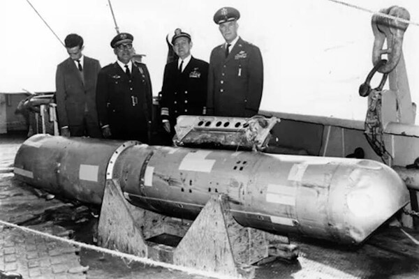 Поднятая со дна моря упавшая водородная бомба / U.S. Navy  