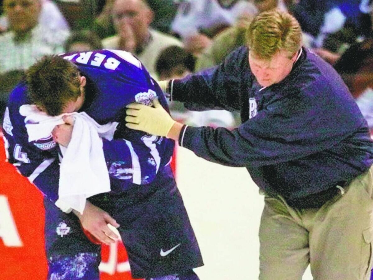    Хоккеист Брайан Берард после попадания клюшки в глаз | © Фото