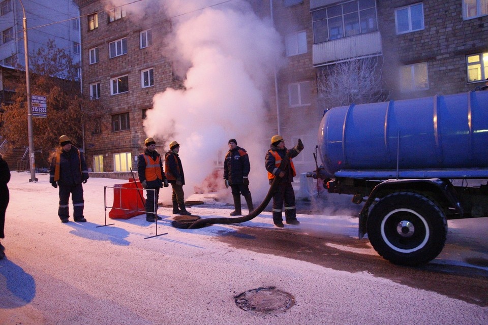    Коммунальные службы работали до ночи. Мария АНАНОВА
