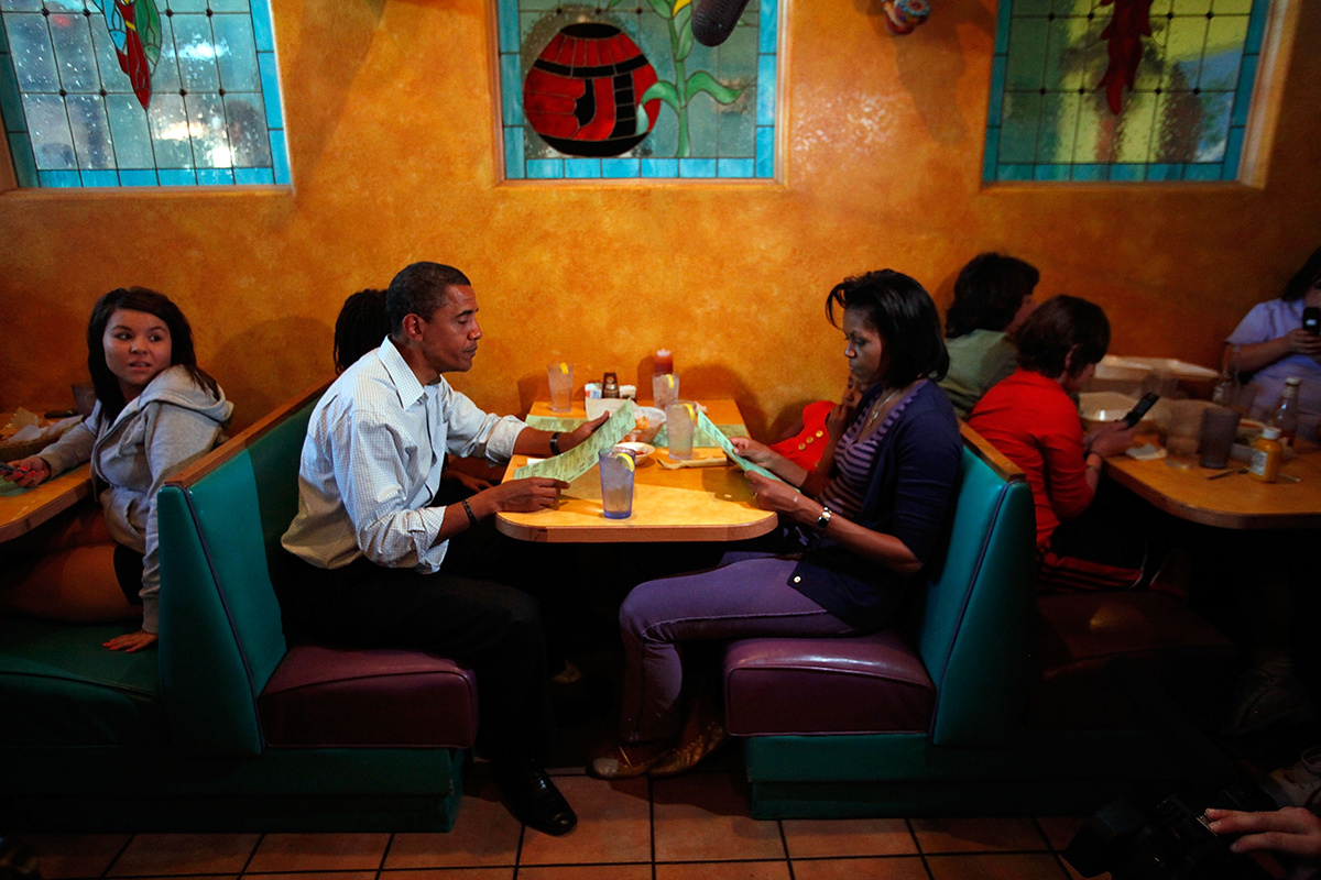 Joe Raedle / Getty Images📷Бывший президент США Барак Обама с Мишель Обамой и их дочерьми во время обеда в ресторане Jorge's Sombrero в Пуэбло, 2008 год