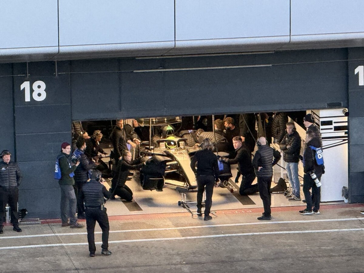 Машина Cadillac F1 Team в боксах СильверстоунаФото: World Of Photography  📷
