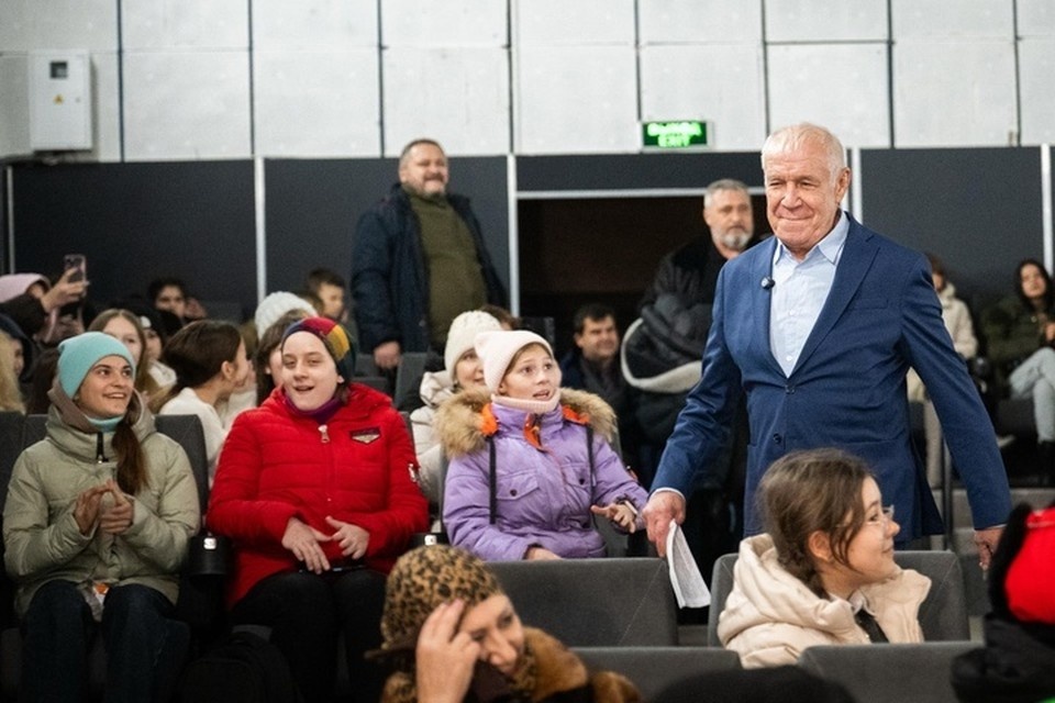    Сергей Гармаш показал херсонским детям новую часть "Чебурашки". Фото: тг-канал Владимира Сальдо