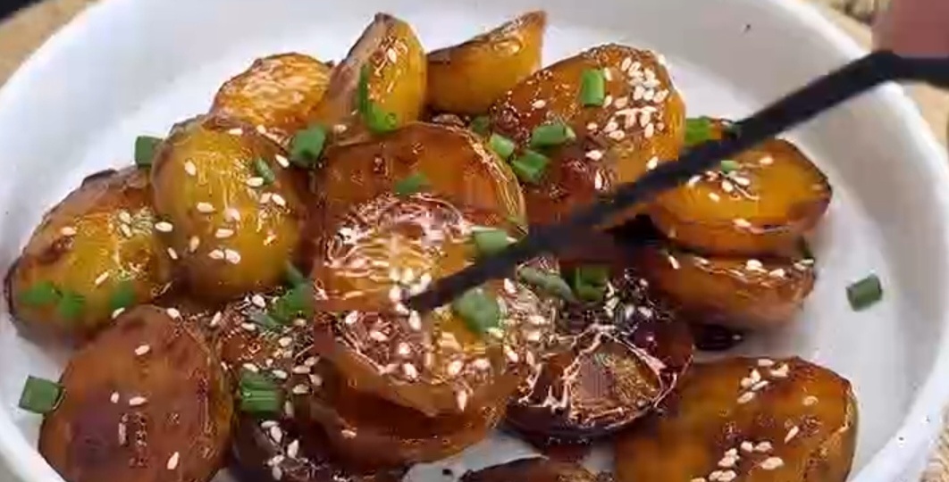 Аппетитный картофель в глазури на обед