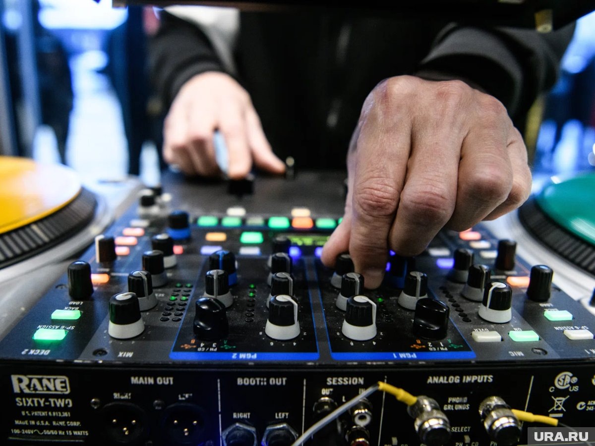     Диджейское выступление жена Макрона, по данным журналистов, устроила для больных детей