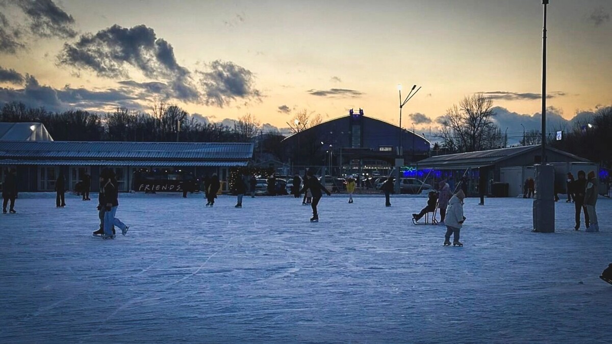    Сургутские катки — популярное место зимнего отдыха для жителей города   1MI
