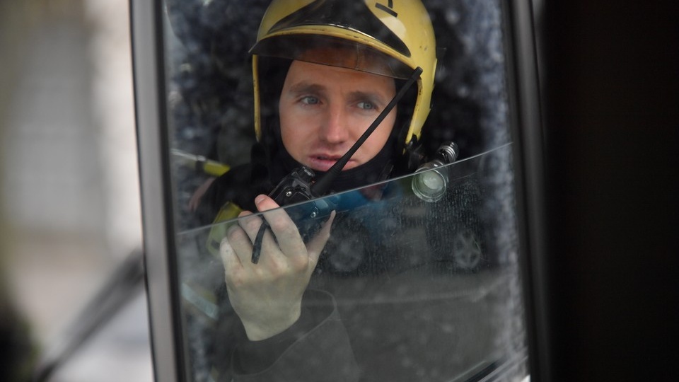 В Иркутске спасатели МЧС вызволили 9 летнего мальчика из горящей квартиры