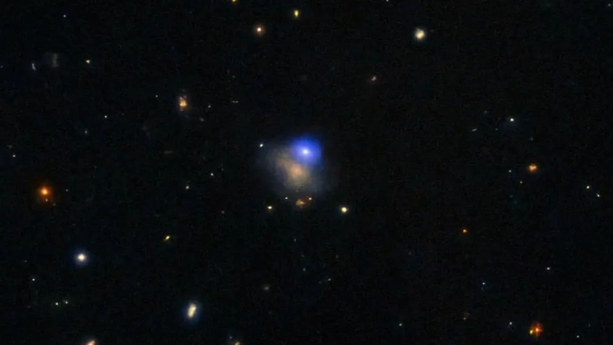    Событие AT 2024wpp (голубая вспышка на окраине галактики в центре изображения)